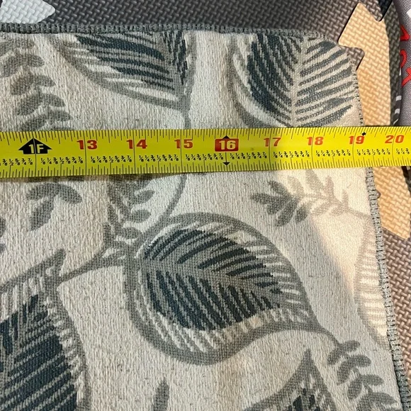 Leaf Patterned Pillowcases - Picture 5 of 7